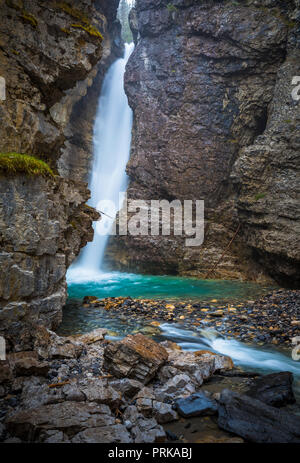 Johnston Creek ist ein Nebenfluss des Bow River in der kanadischen Rocky Mountains. Der Creek ist im Banff National Park. Stockfoto