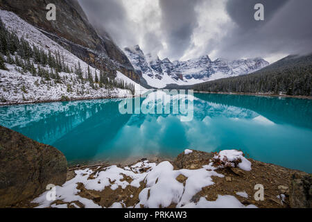 Moraine Lake ist ein Eiszeitlich fed Lake im Banff National Park, 14 km (8,7 mi) außerhalb der Ortschaft Lake Louise, Alberta, Kanada. Stockfoto