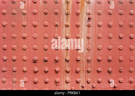 Hintergründe und Texturen: Alte lackiertem Metall Wand mit genieteten Gelenken, industrielle Abstract Stockfoto