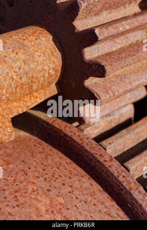 Hintergründe und Texturen: Paar rostigen Stahl Zahnräder, Nahaufnahme, industrielle Abstract Stockfoto