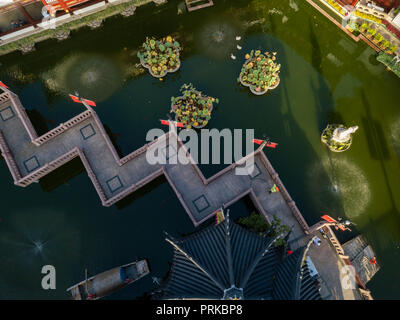 Yu Yuan Garten bei Sonnenaufgang auf Chinas Nationalfeiertag, wie es bereitet sich auf den Andrang, dass in Kürze eintreffen wird. Stockfoto