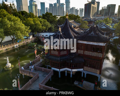 Yu Yuan Garten bei Sonnenaufgang auf Chinas Nationalfeiertag, wie es bereitet sich auf den Andrang, dass in Kürze eintreffen wird. Stockfoto