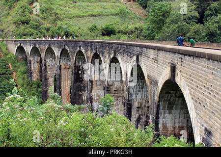 Die neun Bogenbrücke in Ella, zu Fuß auf die Schiene zu erreichen. In Sri Lanka, August 2018. Stockfoto