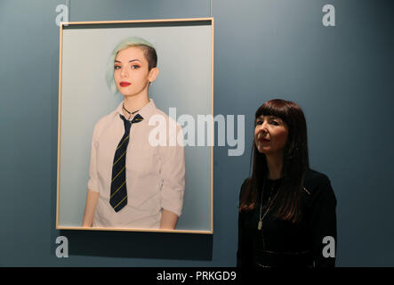 Mandy O'Neill mit ihrem Stück 'Diane' auf einer Pressekonferenz in Dublin wie der National Gallery von Irland kündigte die Shortlist für den Zürich Portrait Preis. Der Gewinner wird am Montag verkündet werden, 22. Oktober 2018. Stockfoto