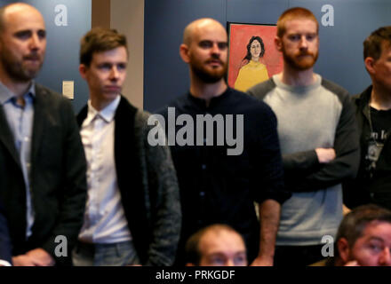 'A.L." von Will O'Kane hängt in der Galerie als Künstler für ein Gruppenfoto auf einer Pressekonferenz in Dublin wie der National Gallery von Irland kündigte die Shortlist für den Zürich Portrait Preis dar. Der Gewinner wird am Montag verkündet werden, 22. Oktober 2018. Stockfoto