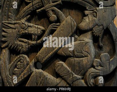 Norwegen. Setesdal. Hylestad Kirche. Stabkirche Portal.  c. 1200. Auf den Tafeln geschnitzt sind Szenen aus der 'Sigurd Favnesbane' Geschichten. Relief Schnitzen in Holz mit Sigurd den Drachen Fafnir zu töten. Detail. Historisches Museum. Oslo. Norwegen. Stockfoto