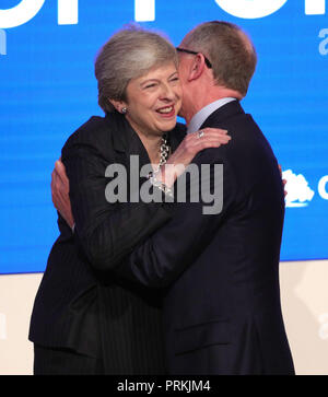 Premierminister Theresa May, mit ihrem Mann Philip, nach ihrer Rede auf der jährlichen Konferenz der Konservativen Partei in der International Convention Centre, Birmingham. Stockfoto