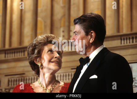 Präsident Ronald Reagan und First Lady Nancy Reagan, bei einem Abendessen in Washington, wo Präsident Reagan billigt Vice President George HW Bush zum Präsidenten. Foto von Dennis Brack bb 24. Stockfoto