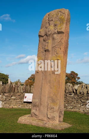 Der große Stein (die Straße überqueren) eine von drei 8. Jahrhundert piktischen Steine an der Seite des B 9134 in Aberlemno, Angus, Angus, Schottland. Stockfoto