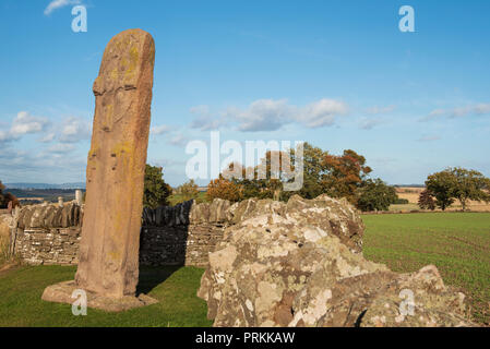 Der große Stein (die Straße überqueren) eine von drei 8. Jahrhundert piktischen Steine an der Seite des B 9134 in Aberlemno, Angus, Angus, Schottland. Stockfoto