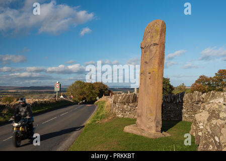 Der große Stein (die Straße überqueren) eine von drei 8. Jahrhundert piktischen Steine an der Seite des B 9134 in Aberlemno, Angus, Angus, Schottland. Stockfoto