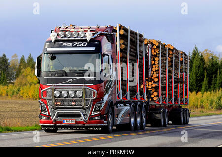 Salo, Finnland. September 28, 2018: Maßgeschneiderte Volvo FH 16 750 logging Truck von R.M. Enberg Transport Ab hols Last entlang der Autobahn im Herbst anmelden. Stockfoto