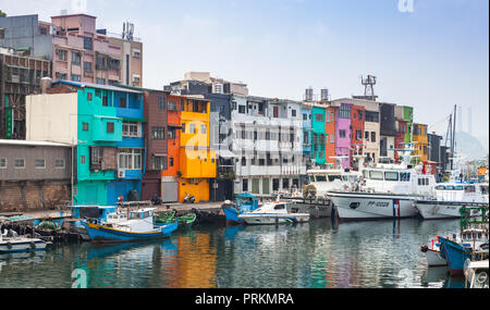 Keelung, Taiwan - 5. September 2018: Fischerhafen Landschaft, bunten Häusern entlang der Küste platziert Stockfoto