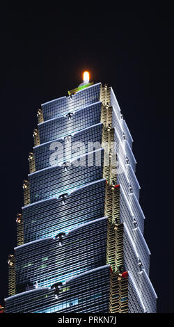 Taipei, Taiwan - 5. September 2018: Die Taipei 101 Tower in der Nacht, als die Taipei World Financial Center bekannt ist ein Wahrzeichen supertall Wolkenkratzer in Xi. Stockfoto