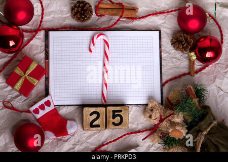 Vorbereitung auf Weihnachten. Weihnachtsdekor auf Papier Oberfläche. Stockfoto
