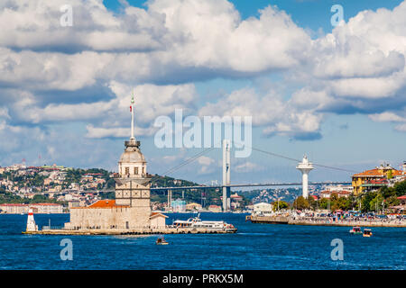 Nahaufnahme der Jungfrauenturm (Kiz Kulesi), mit den Bosporus Brücke hinter sich, in Istanbul, Türkei. Stockfoto