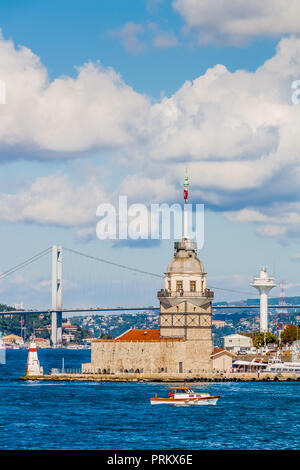 Nahaufnahme der Jungfrauenturm (Kiz Kulesi), mit den Bosporus Brücke hinter sich, in Istanbul, Türkei. Stockfoto