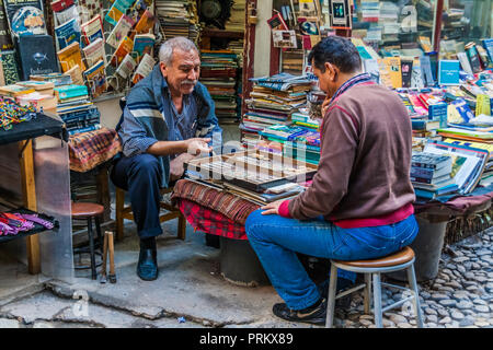 Zwei Männer in einer Straße in Istanbul in der Türkei sitzen, Backgammon spielen. Stockfoto