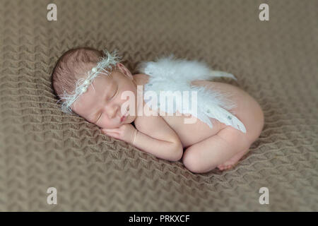 Neugeborenes Baby mit Angel Wings Stockfoto