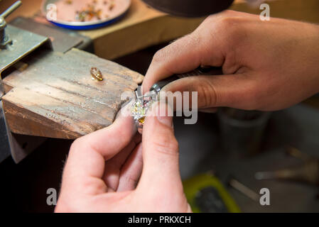 Juwelier fixes Edelsteine Stockfoto