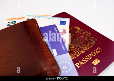 Europäische Union Vereinigtes Königreich von Großbritannien und Nordirland burgandy biometrischen Pass mit Euro Geldscheine, EHIC Karte Krankenversicherung Stockfoto