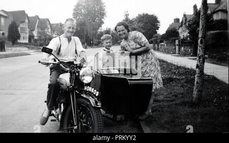 Mann, Frau und Jungen im Sidecar eines 1939 BSA M20 Motorrad Kombination in einer Wohnstraße ca. 1940 Stockfoto