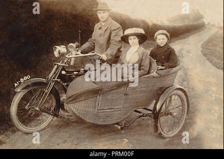 Herr Reiter und seine Frau & Sohn posieren für ein Foto auf einem Royal Enfield Motorrad 1906 & wicker Seitenwagen in einem Feldweg ca. 1906 Stockfoto
