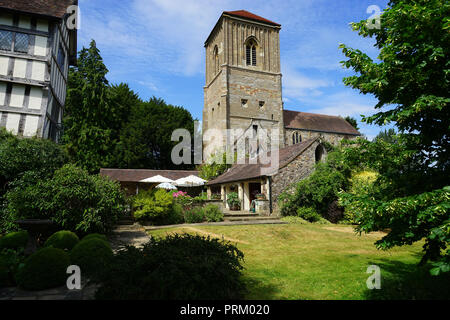 Wenig Malvern Priory gesehen von den Gärten des Kleinen Malvern Hof Stockfoto