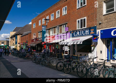 Blick auf die Fußgängerzone Burleigh Straße mit Menschen zu Fuß vorbei an Geschäften an einem sonnigen Tag Sommer, Cambridge, Großbritannien Stockfoto