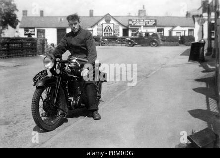 Biker auf seinem 1932 BSA 350 ccm Single ohv Motorrad an der berühmten Alten Schmiede & Ehe Zimmer in Gretna Green im südlichen Schottland in den 1930er Jahren. Stockfoto