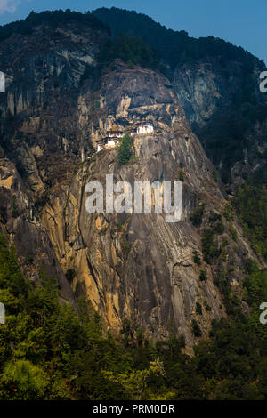 Fernsicht auf das Taktshang Kloster in der Stadt Paro in Bhutan Stockfoto