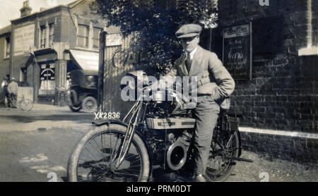 Gentleman stellt für Foto saß auf seinem ca. 1918 Douglas 500cc Motorrad in der Stadt ca. 1918 Stockfoto