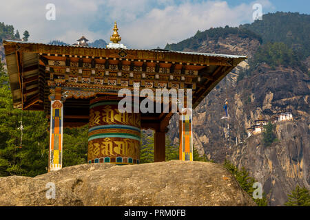 Eine riesige Gebetsmühle auf dem Weg zum nächsten Tiger in der Stadt Paro in Bhutan Stockfoto