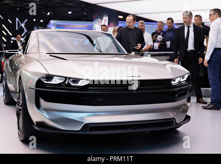 Retro Concept Car Peugeot e-Legende während des zweiten Tages der Internationalen Paris Motorshow am Mittwoch, Oktober 3rd, 2018 in Paris, Frankreich. (CTK Phot Stockfoto