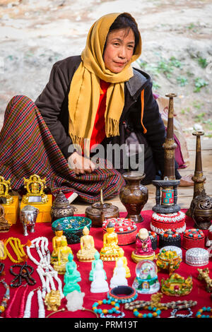 Eine Frau vertrieb Souvenirs auf dem Markt von Paro auf dem Weg zum Tiger Nest in Bhutan Stockfoto