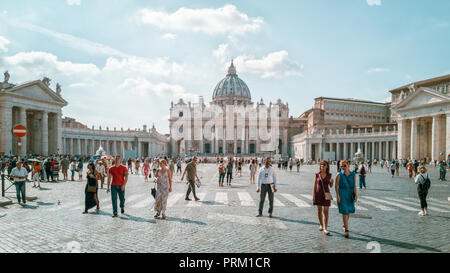 St. Peter's Square mit Touristen an einem sonnigen Tag, den Vatikan, Vatikanstadt Stockfoto