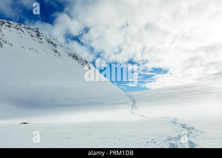 Titel, die einen schneebedeckten Berg mit dramatischen blauer Himmel in Norwegen. Stockfoto