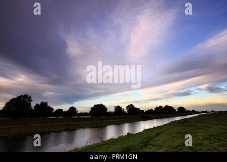 Sonnenaufgang über moorlandzone ablassen Wasserstraße, peakirk Dorf, Cambridgeshire, England, Großbritannien Stockfoto