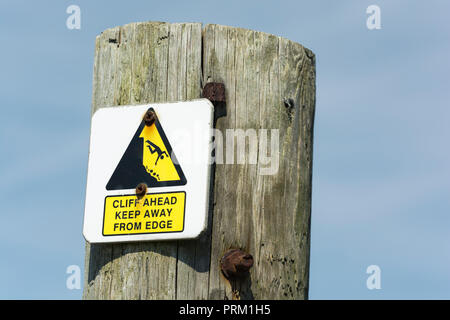 Warngelbes Dreiecksschild mit gefährlichem Rand in der Nähe. Vom Kantenkonzept fernhalten, abfallen, herabfallendes Mannpiktogramm. Stockfoto