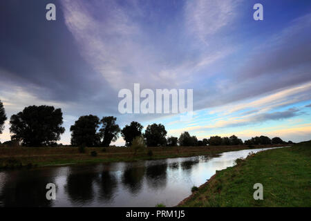 Sonnenaufgang über moorlandzone ablassen Wasserstraße, peakirk Dorf, Cambridgeshire, England, Großbritannien Stockfoto