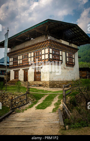 Ein typisches Haus in der Landschaft von Bhutan in der Nähe der Stadt Paro Stockfoto