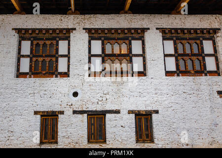 Blick auf architektonische Windows an den Paro Dzong in der Stadt Paro in Bhutan Stockfoto