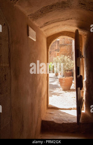 Tür im Kloster Stockfoto