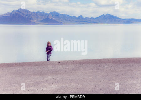 Ältere Erwachsene Frau steht in dem Bonneville Salzsee, wenn es an einem Sommertag überflutet Stockfoto