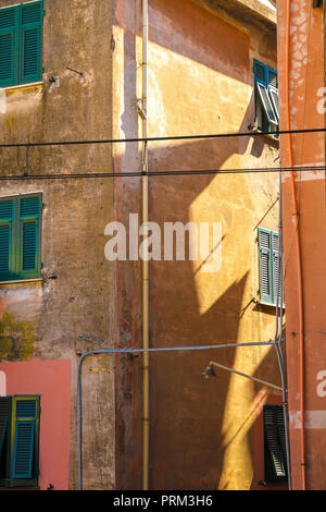 Blick auf die schönen bunten Häuser in Cinque Terre, Italien an einem sonnigen Tag. Stockfoto