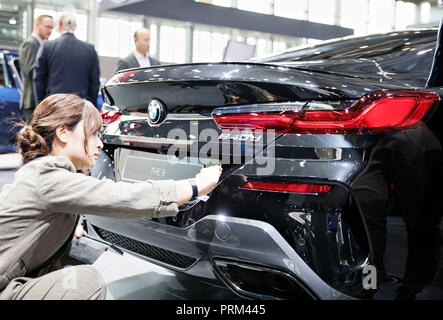 Ein Besucher Studien Kanten von BMW Die 8 während der Internationalen Automobilausstellung in Paris, Frankreich, am Dienstag, Oktober 2nd, 2018. (CTK Photo/Rene Fluger) Stockfoto