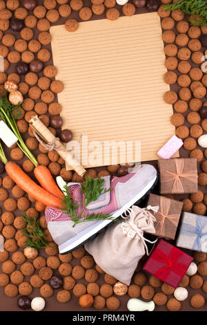 Niederländische urlaub Sinterklaas Hintergrund mit Kinder Schuh mit Karotten für Santa, Pferd, pepernoten und Süßigkeiten. Traditionelle Brief mit Urlaub Geschenke. Stockfoto