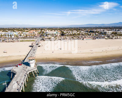 Erhöhten Blick auf den Strand und den Pier Huntington Beach, Orange County, Kalifornien Stockfoto