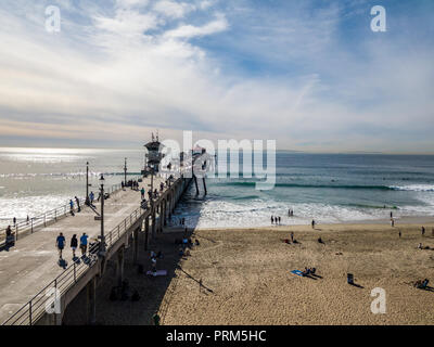 Erhöhten Blick auf den Strand und den Pier Huntington Beach, Orange County, Kalifornien Stockfoto