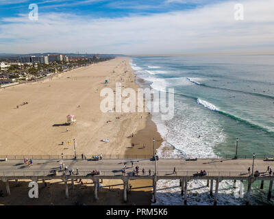 Erhöhten Blick auf den Strand und den Pier Huntington Beach, Orange County, Kalifornien Stockfoto